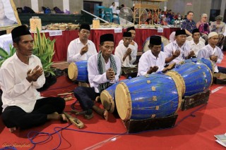 Gamelan musicians praying for the late Master O’ong Maryono
