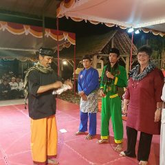 KPS Nusantara Muntilan menyerahkan hadiah bergambar Guru O’ong Maryono