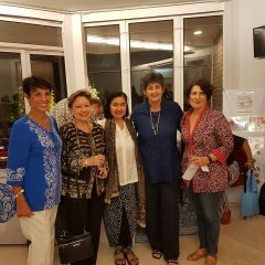 Ibu Lia bersama teman-teman
