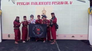 Lia and the Silat experts