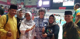 Ibu Lia bersama teman di Indonesia